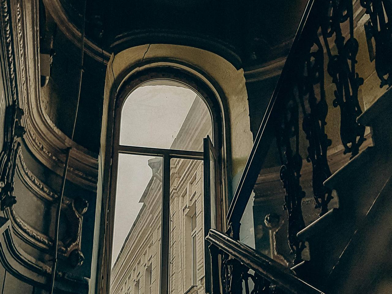 Treppenhaus in München-Pasing nach denkmalgerechter Altbausanierung — Referenz GK Malerbetrieb